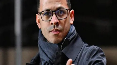 湖人力争第三巨头！后场大将或与巨头并肩作战？